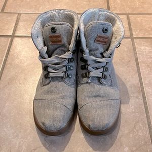 TOMS bootie shoes in grey oatmeal color with cream Sherpa optional fold size 7
